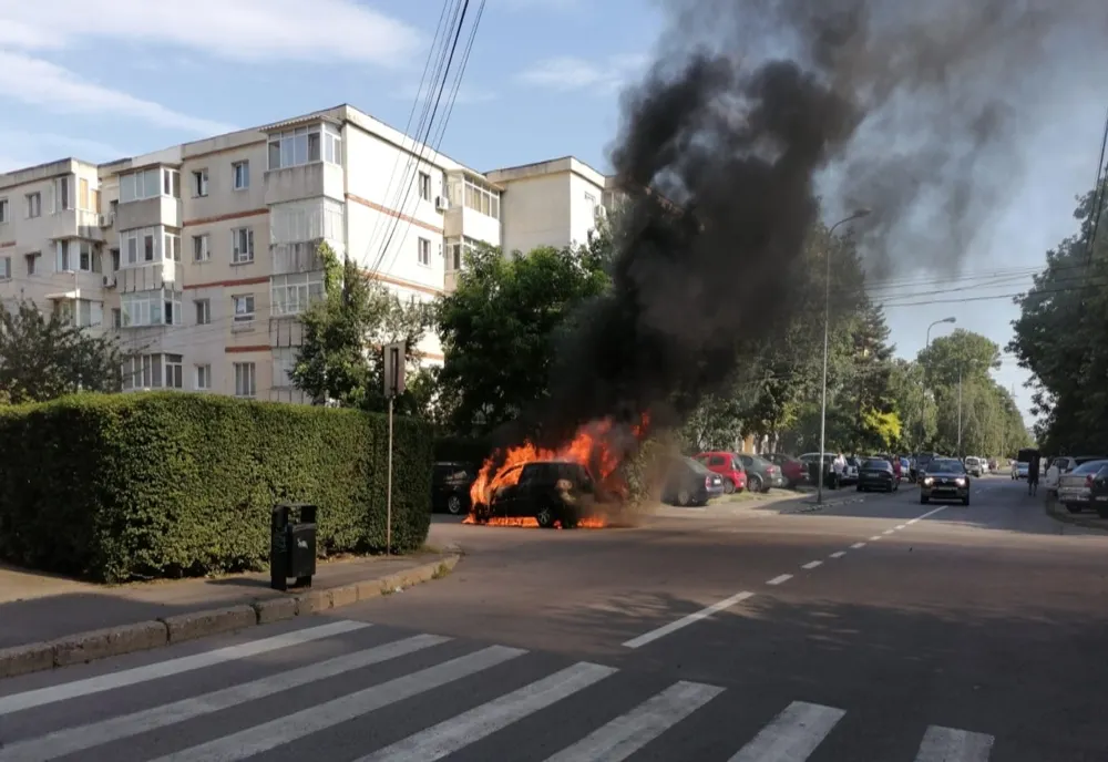 VIDEO| Maşină  făcută scrum pe o stradă din Contanța