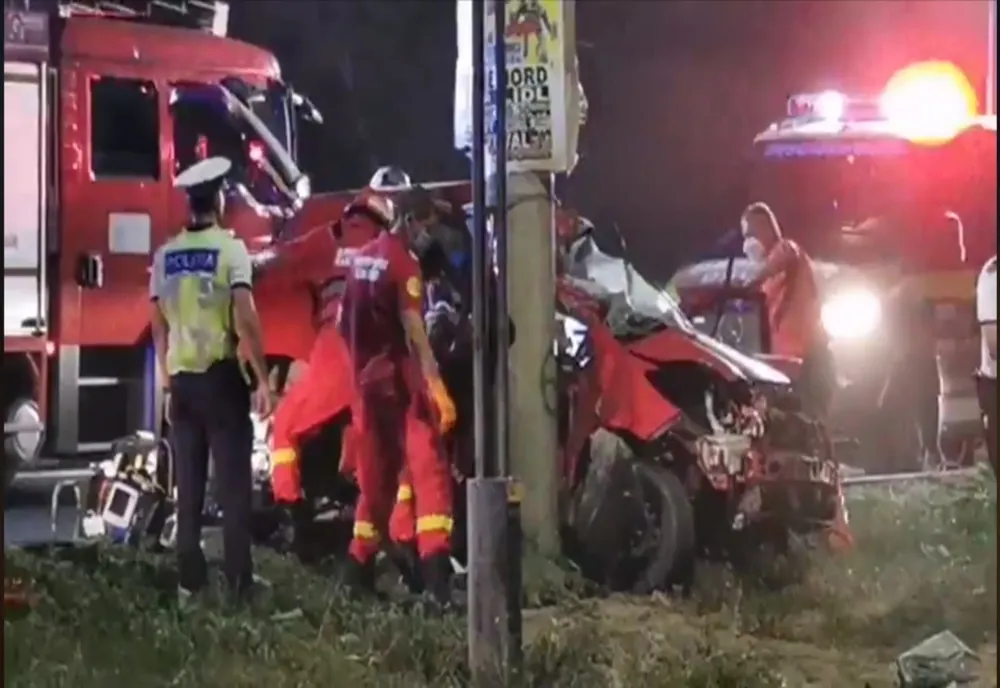 FOTO VIDEO|  O tânără de 20 ani a intrat cu mașina într-un stâlp: un mort și un rănit