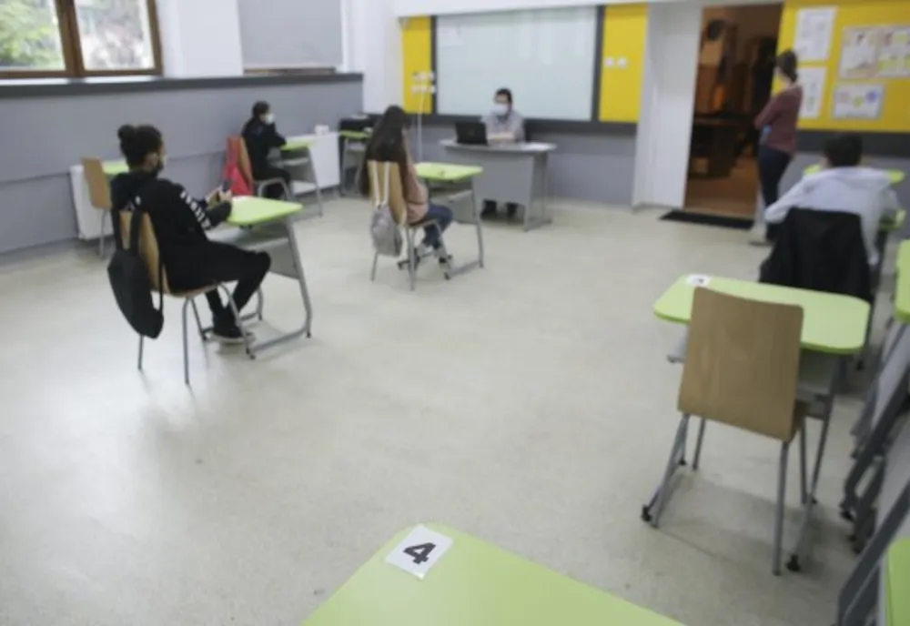 Mai mult de jumătate dintre şcolile din județul Constanţa încep anul de învăţământ în scenariul galben