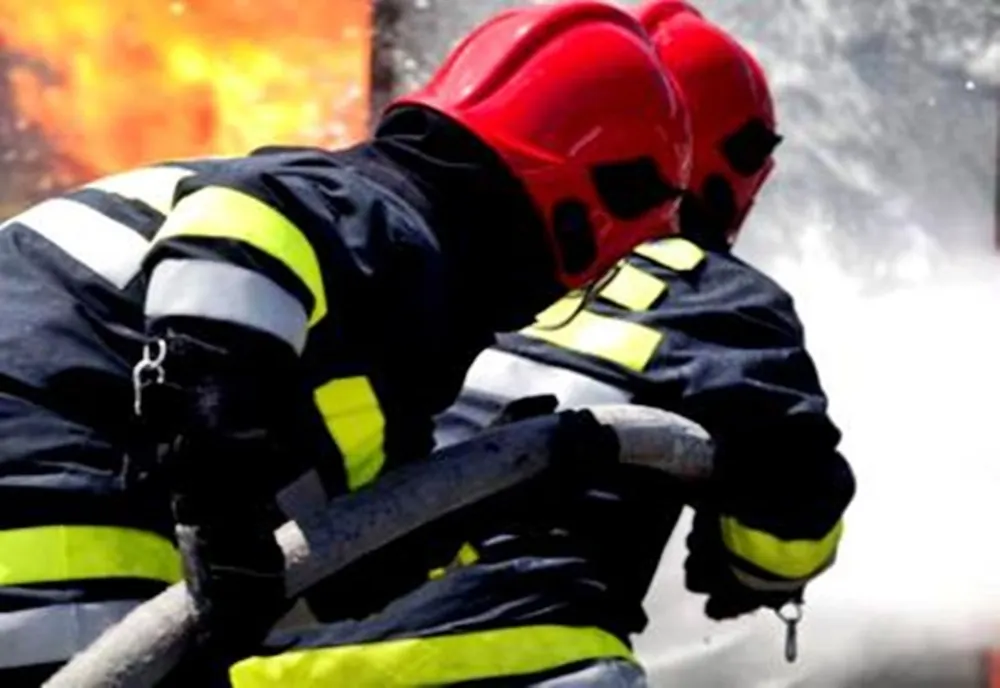 Tavanul unei case s-a prăbușit în urma unui incendiu