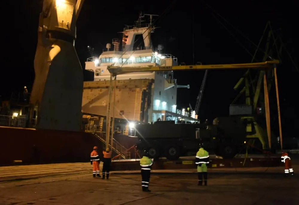 FOTO| Primul lansator multiplu de rachete cu bătaie mare HIMARS a ajuns în România