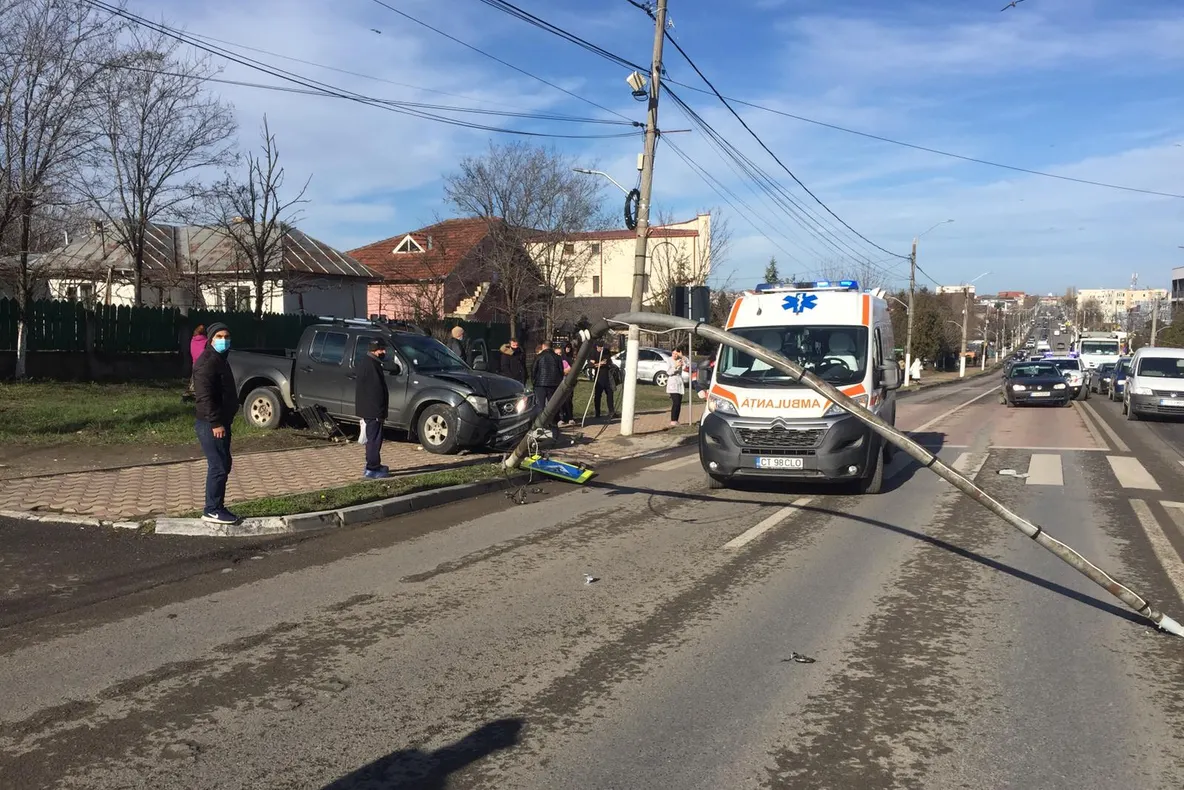 Accident cu trei mașini.Un șofer beat a intrat cu mașina într-un stâlp
