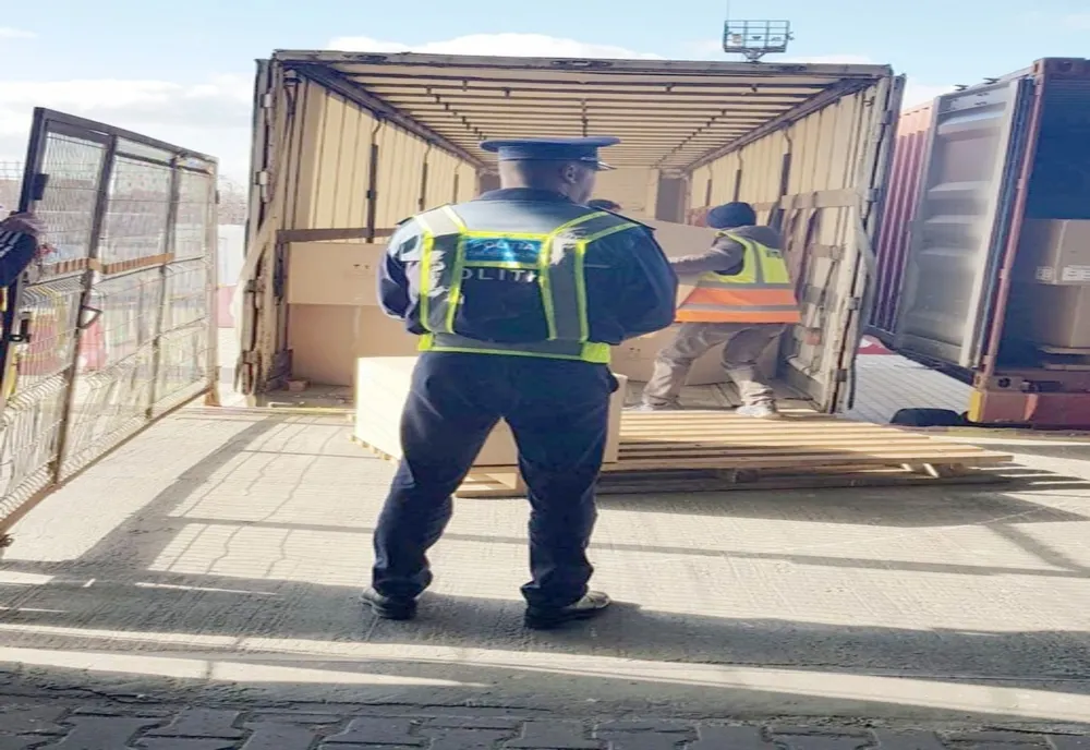     Ghiozdane în valoare de 8.000 lei confiscaţi în Portul Constanţa Sud Agigea