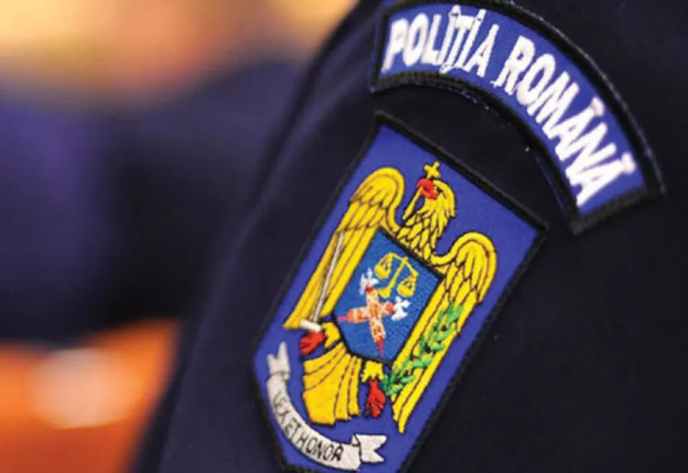 Dosar penal la 90 de ani. O femeie i-a distrus ușa unei vecine cu pumnii și picioarele