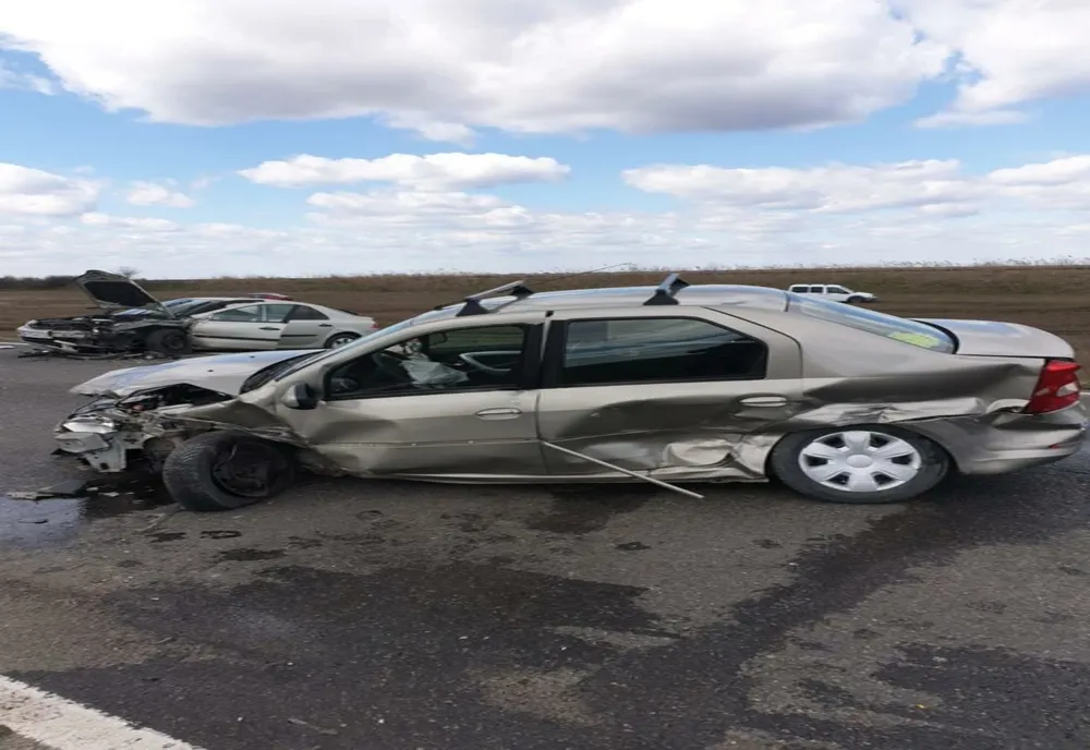 FOTO Trei persoane rănite în urma unui accident pe DN2. Trafic blocat