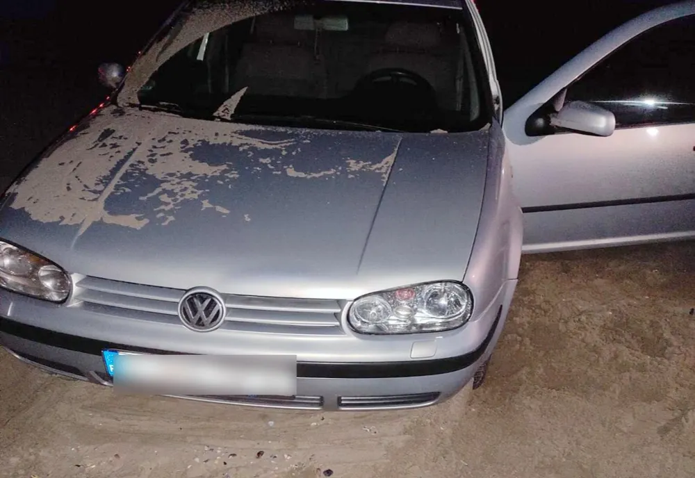 Șofer beat și drogat, amendat pentru ca a intrat cu mașina pe plajă