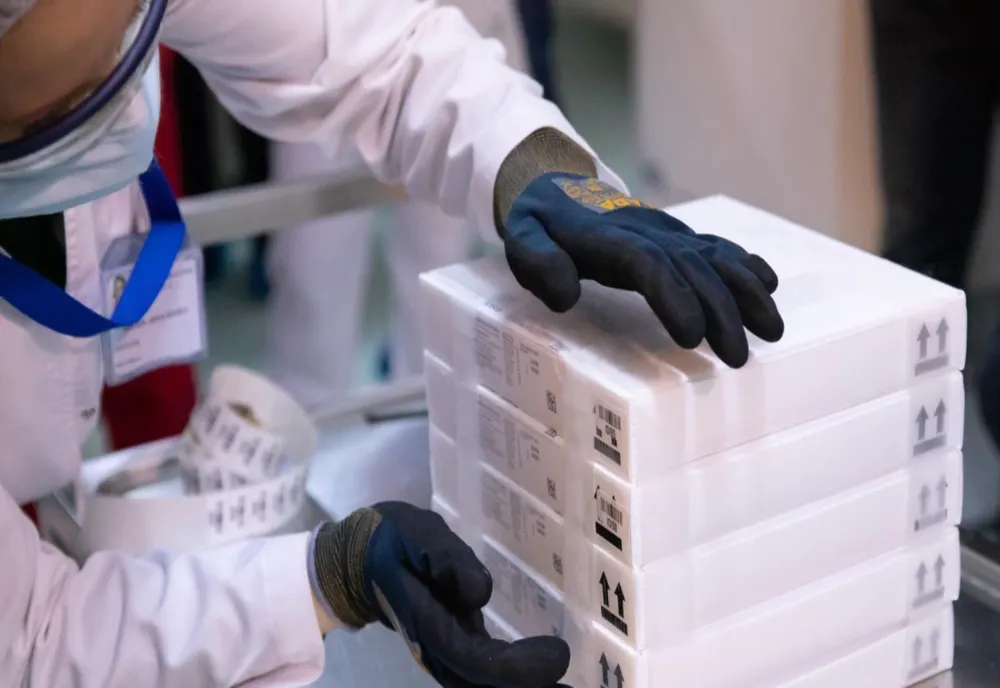 Peste 58.000 de doze de vaccin Pfizer sosesc azi în Constanța Centrul Regional de Depozitare