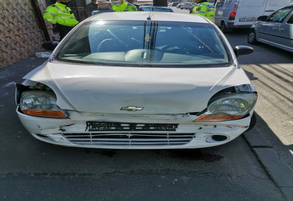 Șoferiță beată, prinsă de polițiști după ce a fugit de la locul unui accident