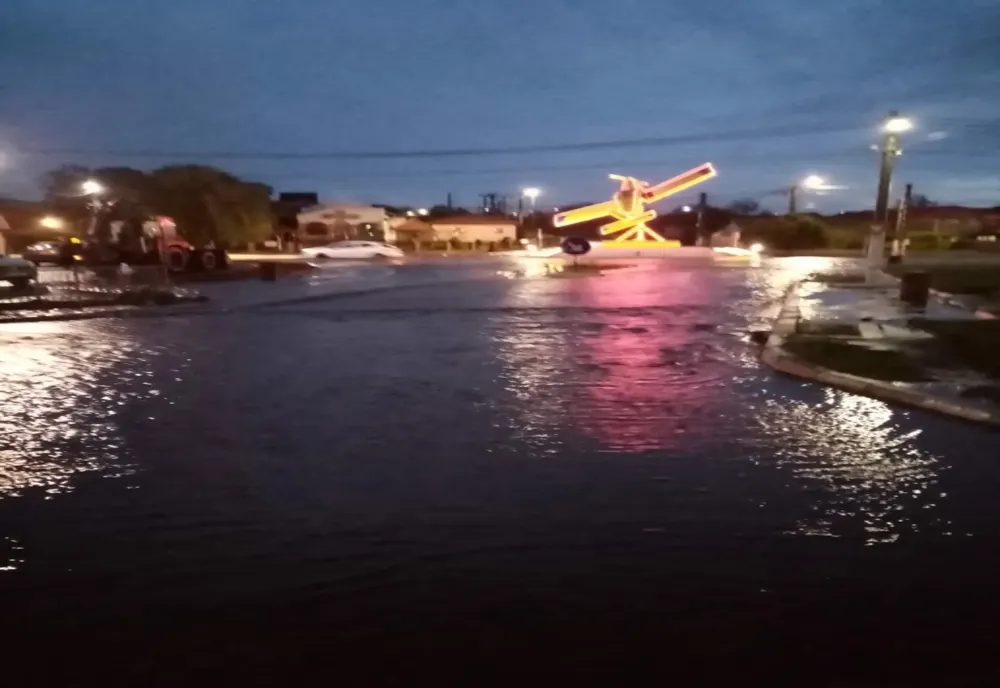 FOTO VIDEO| Ploile au facut prăpăd la Tuzla. Gospodării inundate, mașini avariate, turiști salvați