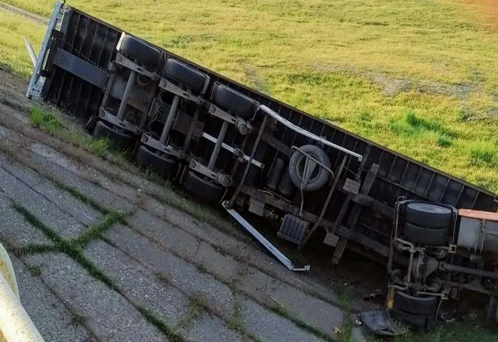Un TIR s-a răsturnat după ce i-a explodat cauciucul din stânga spate