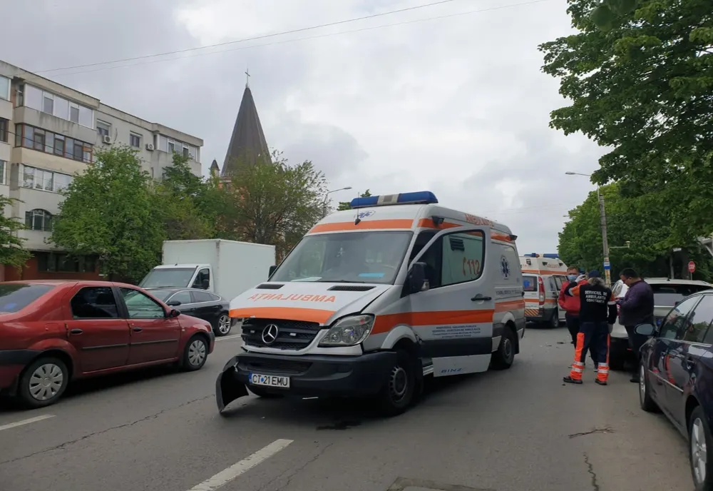 FOTO VIDEO  Ambulanță în misiune, implicată într-un accident