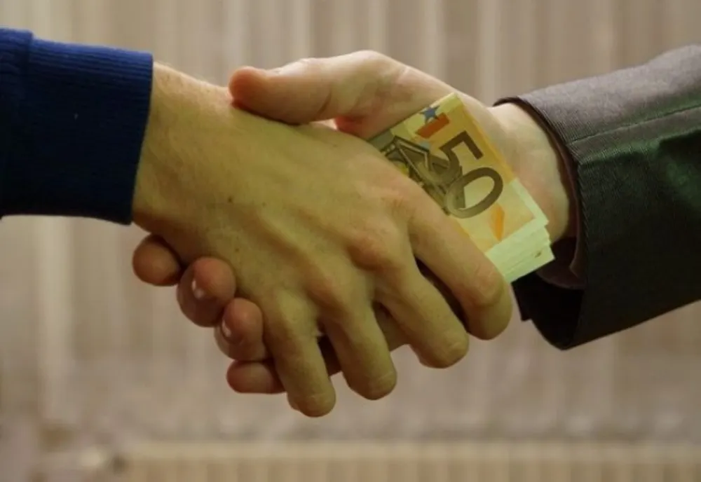 Șefă de la OJFIR Tulcea trimisă în judecată pentru luare de mită