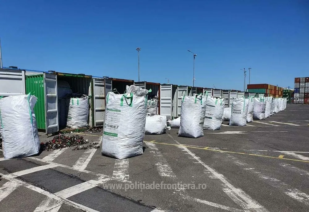 FOTO Alte 15 containere încărcate cu 300 tone deșeuri, oprite în Portul Constanţa