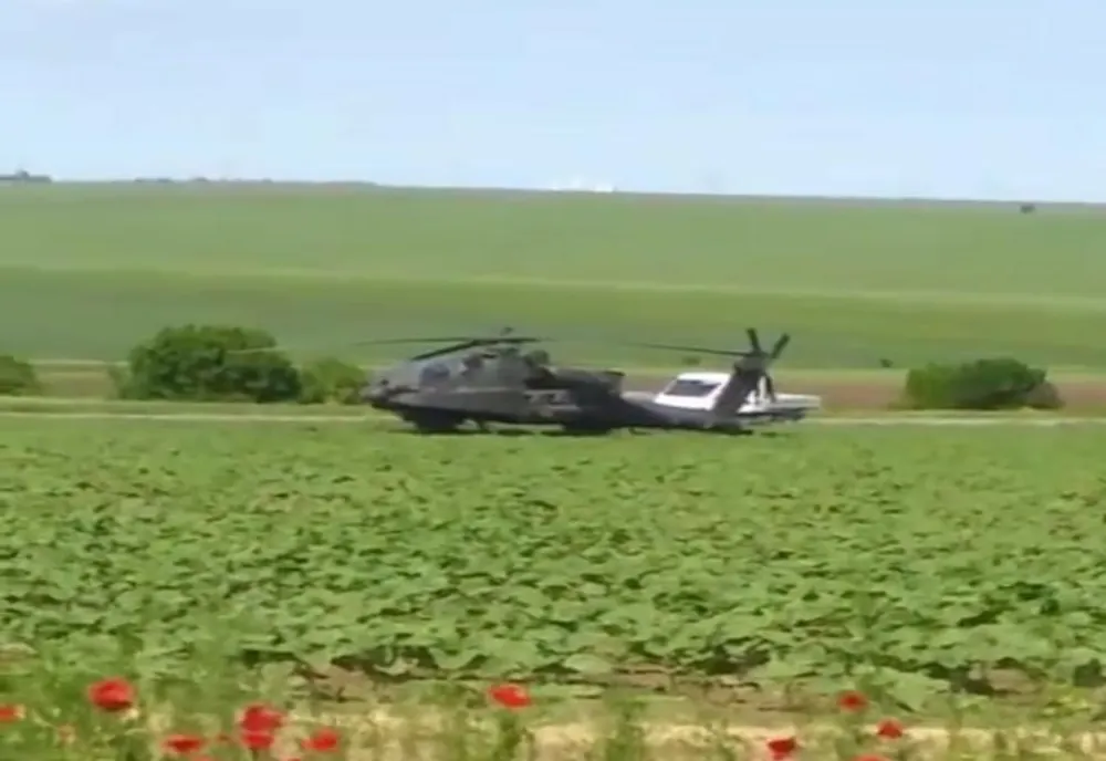 VIDEO Elicopter militar aterizat pe un câmp din județul Constanța 