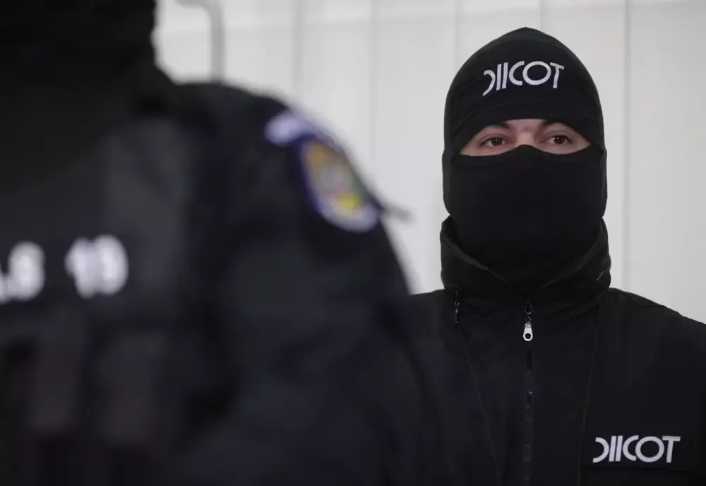 FOTO Traficanți de droguri săltați de mascați