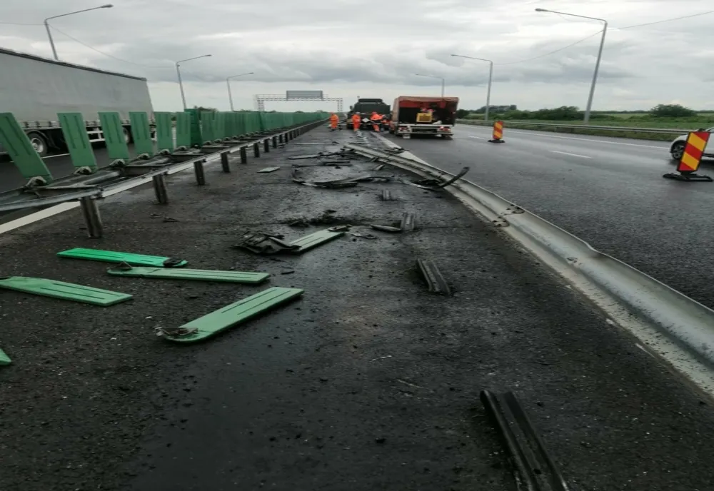 FOTO Autoutilitară militară implicată într-un accident pe A2