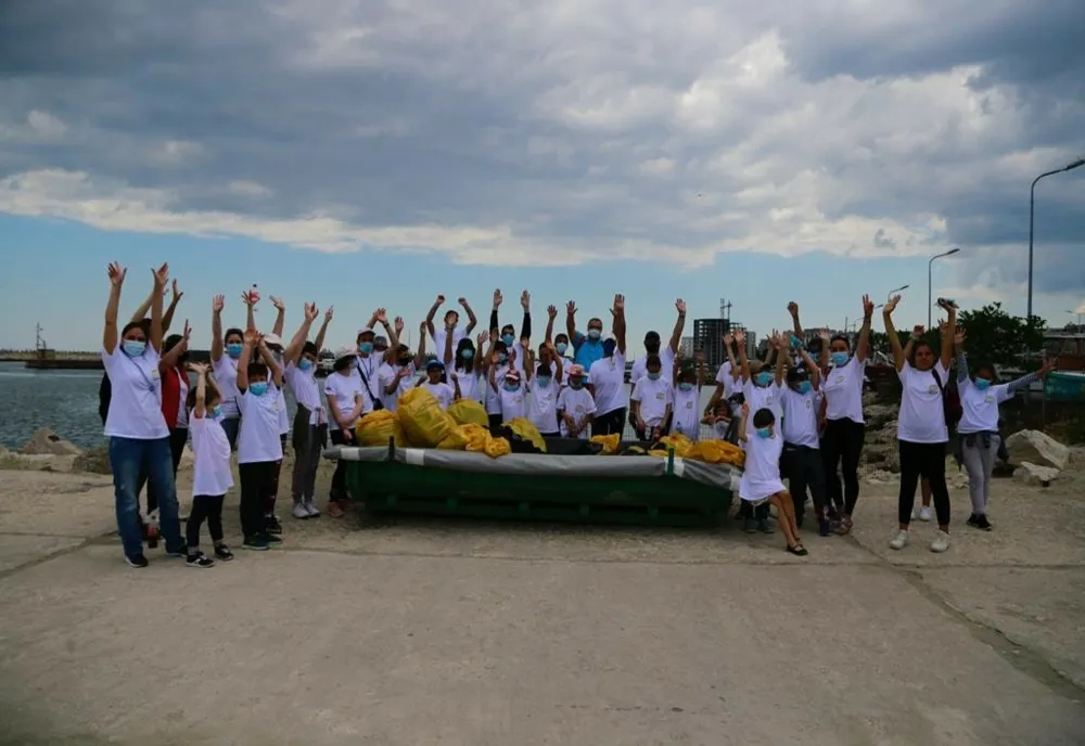 FOTO| Voluntarii au adunat patru mașini de gunoi și deșeuri de pe plaje