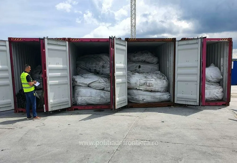FOTO  Patru containere pline cu deșeuri au fost oprite de la export în Portul Constanța Sud Agigea