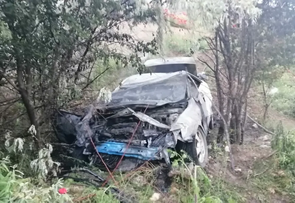 FOTO VIDEO Mașină în flăcări pe A4.  Cinci persoane rănite printre care și o tânără din Buzău