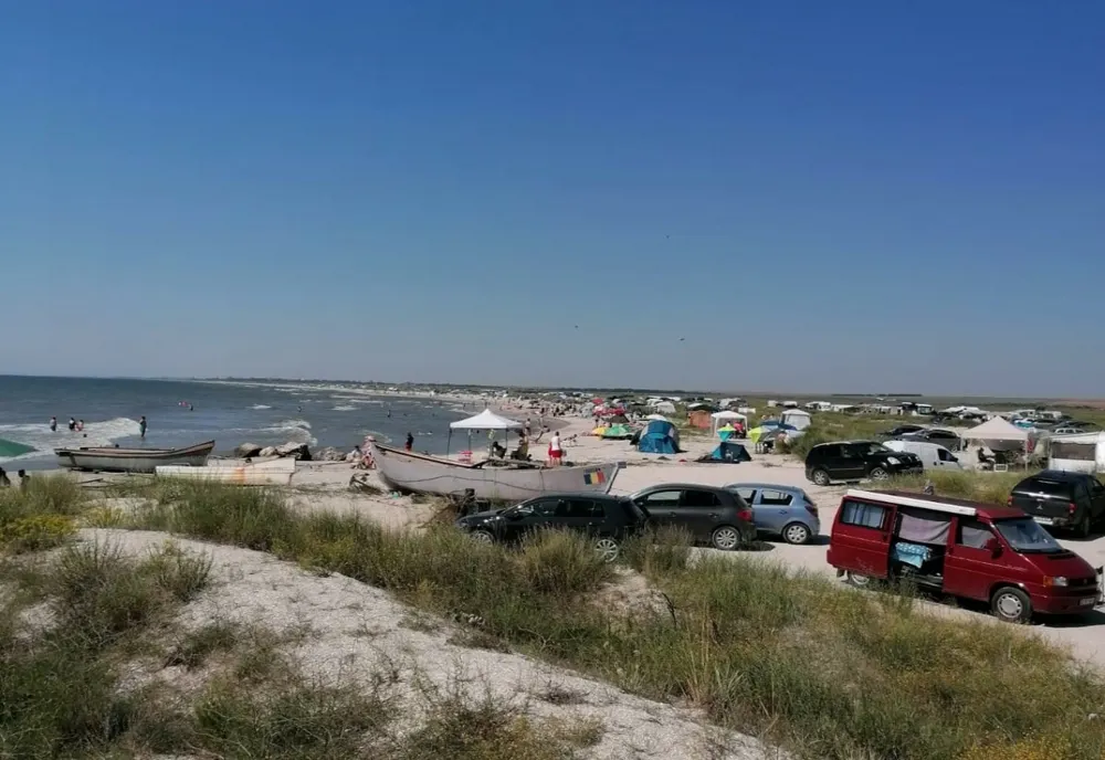 FOTO Peste 8.000 de turiști pe plajele sălbatice Vadu, Corbu și Midia, în weekend. Amenzi pe bandă rulantă