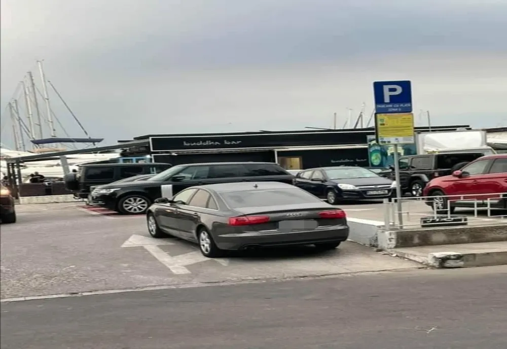 Bolid ridicat din Portul Tomis. A blocat intrarea în parcare