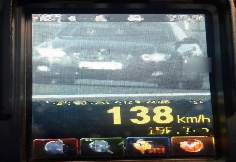 Tânăr de 18 ani, fără permis de conducere, urmărit doi kilometri de poliţişti. Conducea cu 138 km/h în Năvodari
