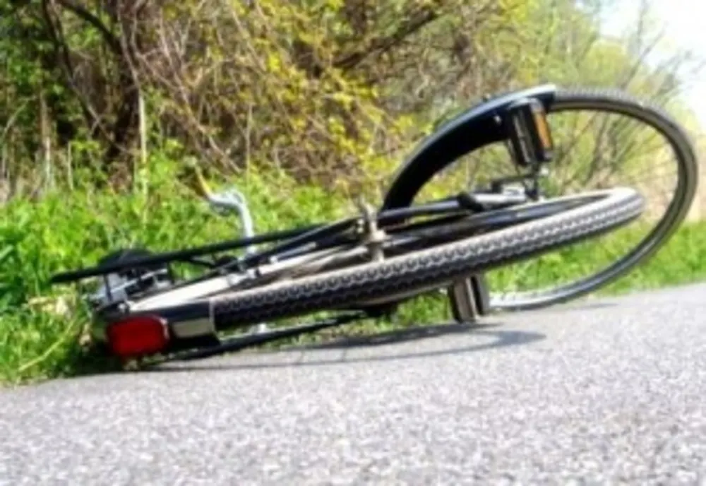 Un biciclist a murit după ce a fost spulberat de o mașină