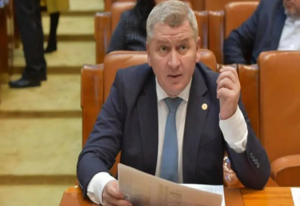 CULISELE STATULUI PARALEL. Florin Roman, politicianul care a reușit să schimbe colțul de stradă la care vindea ziare, în tinerețe, cu fotoliul de parlamentar
