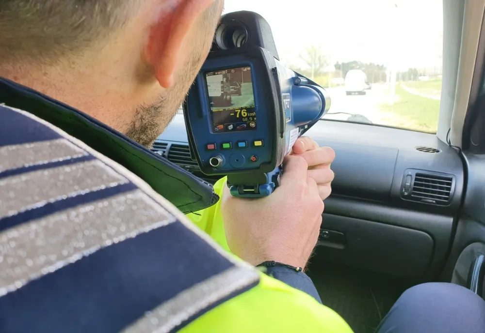 Înregistrat de radar cu 83 km/h în localitate, a prezentat polițiștilor un document pe numele altei persoane