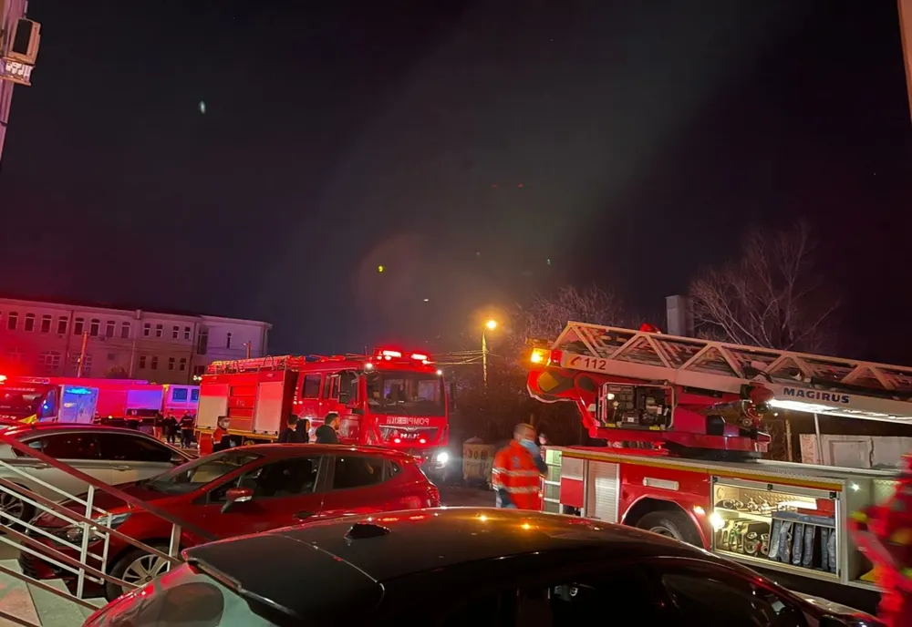 VIDEO Incendiu cu degajari mari de fum.13 persoane evacuate, printre care 3 copii