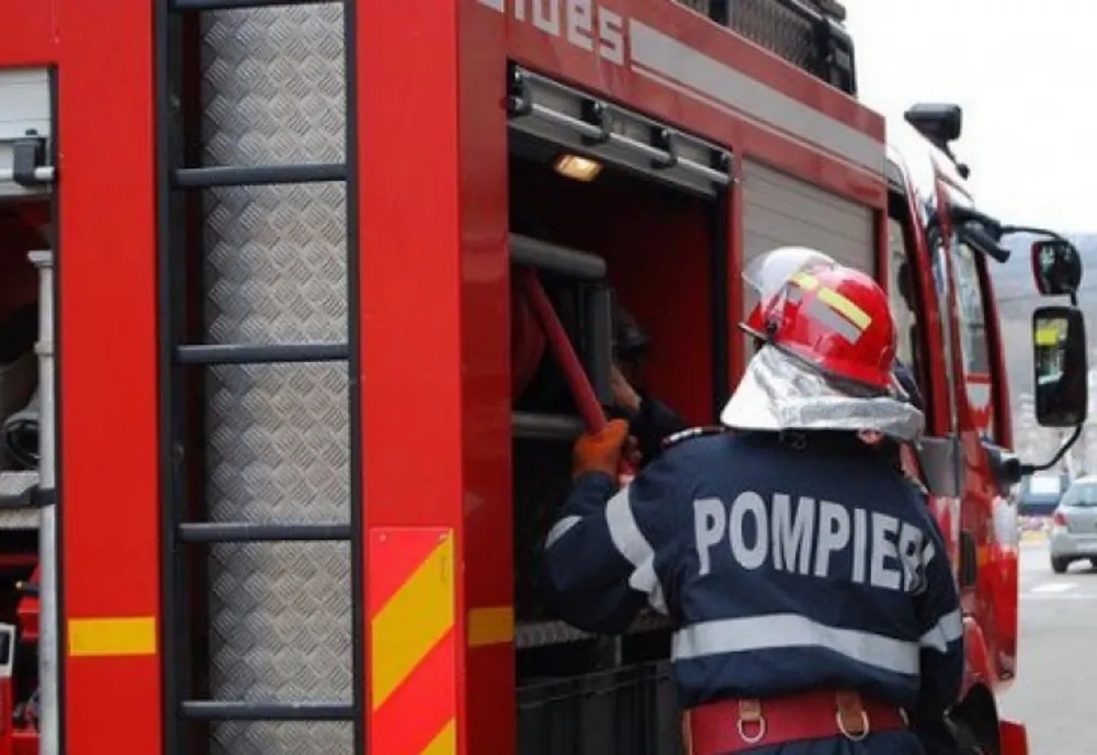 Mașină în flăcări pe bulevard. Intervin de urgență pompierii