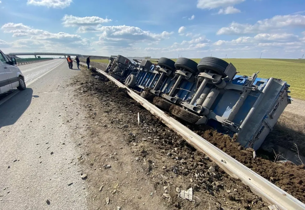 TIR răsturnat pe Autostrada A4