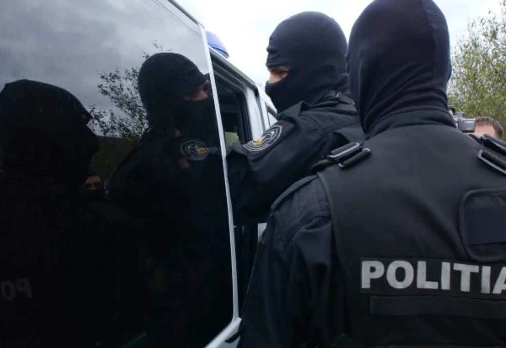 Percheziții în Constanța și Hunedoara. Proxeneți săltați de mascați și duși la audieri
