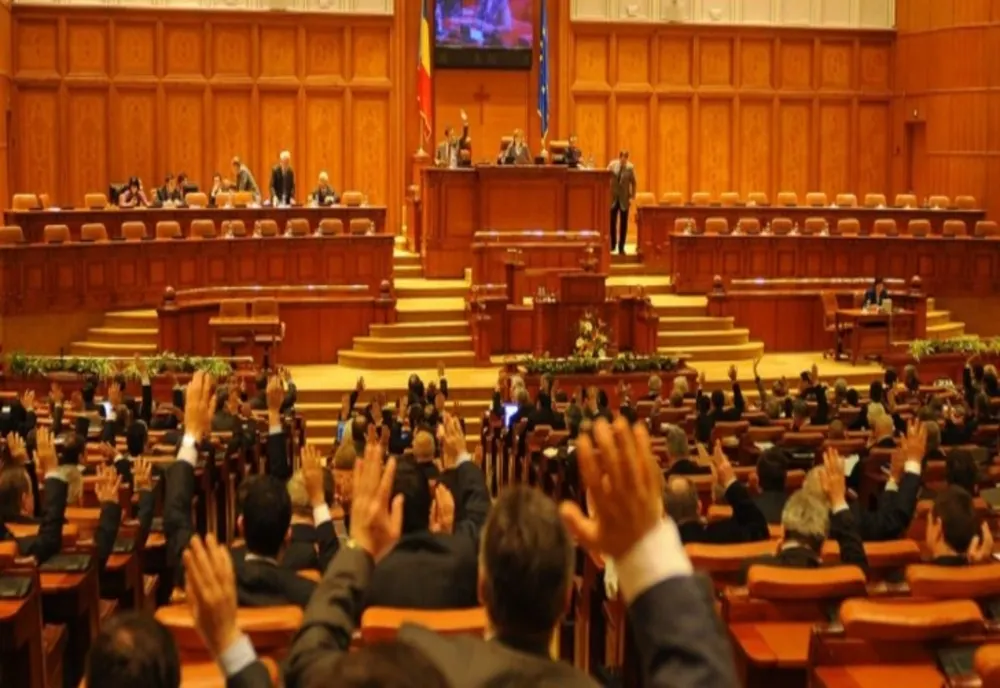AUR: „Votul PNL, PSD şi UDMR din Senat împotriva impozitării cu 90% a pensiilor speciale reprezintă o sfidare la adresa oamenilor cinstiţi”