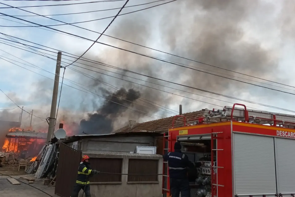 FOTO  Incendiu violent la un depozit de mobilă
