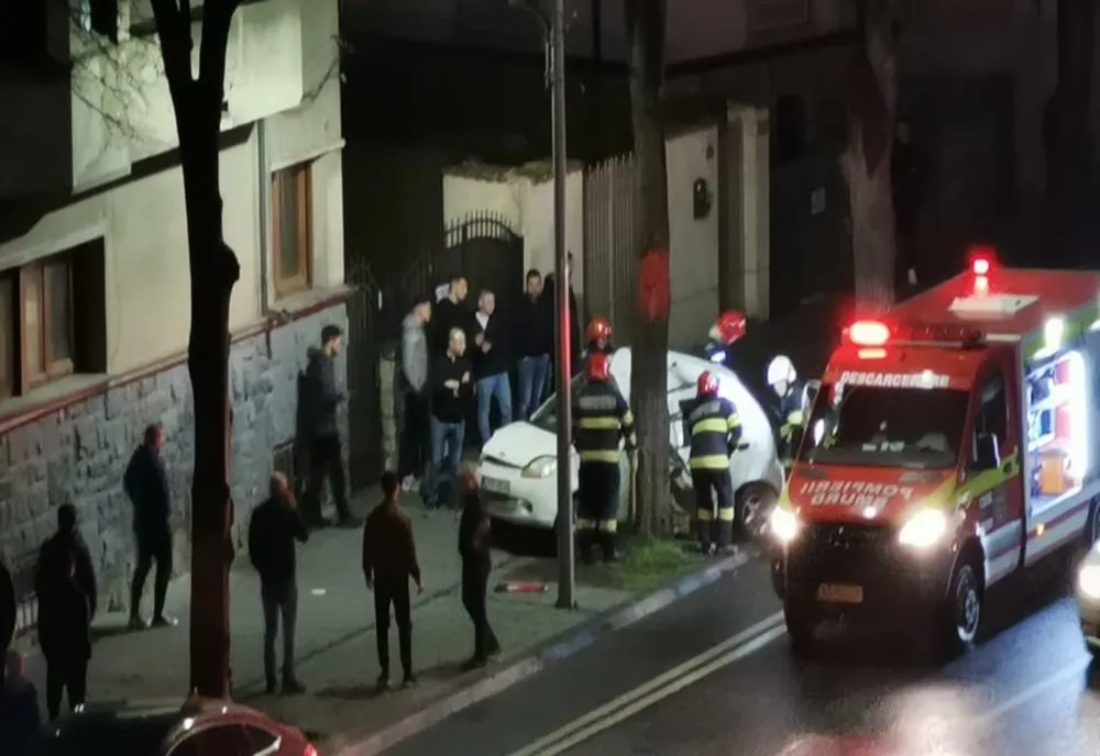 Accident mortal. Ciocnire violentă, mașină aruncată într-un copac