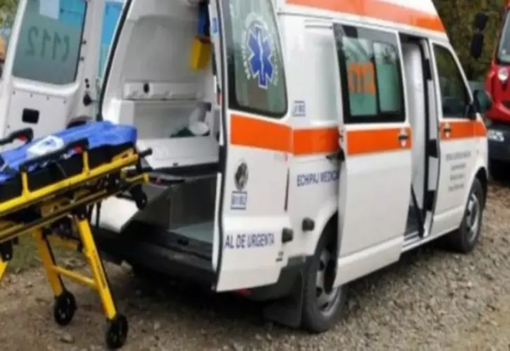 Impact violent între un triciclu si un motociclu. Conducătorii nu aveau permis