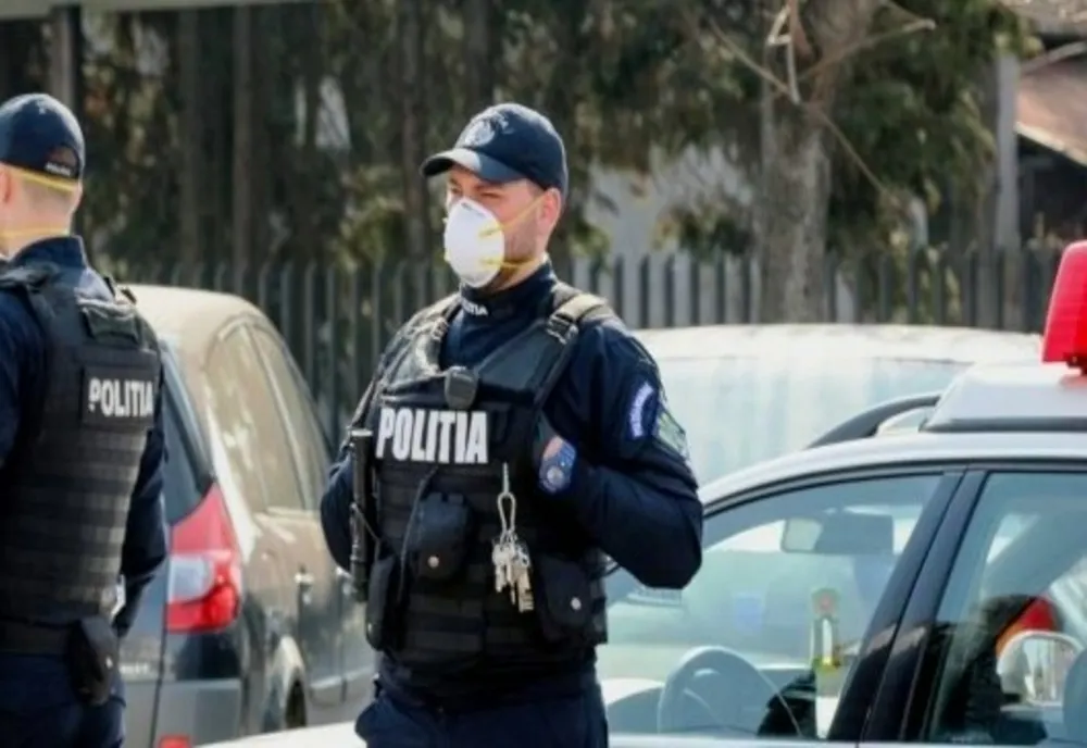 Parfumuri contrafăcute în parcarea unui complex comercial