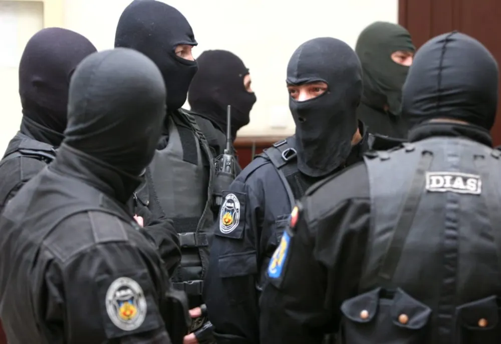 4 percheziții într-un dosar de lovire sau alte violențe. Cinci scandalagii săltați de polițiști