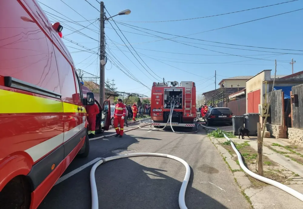 VIDEO/ Incendiu la o casă din Constanța. Pericol de explozie 