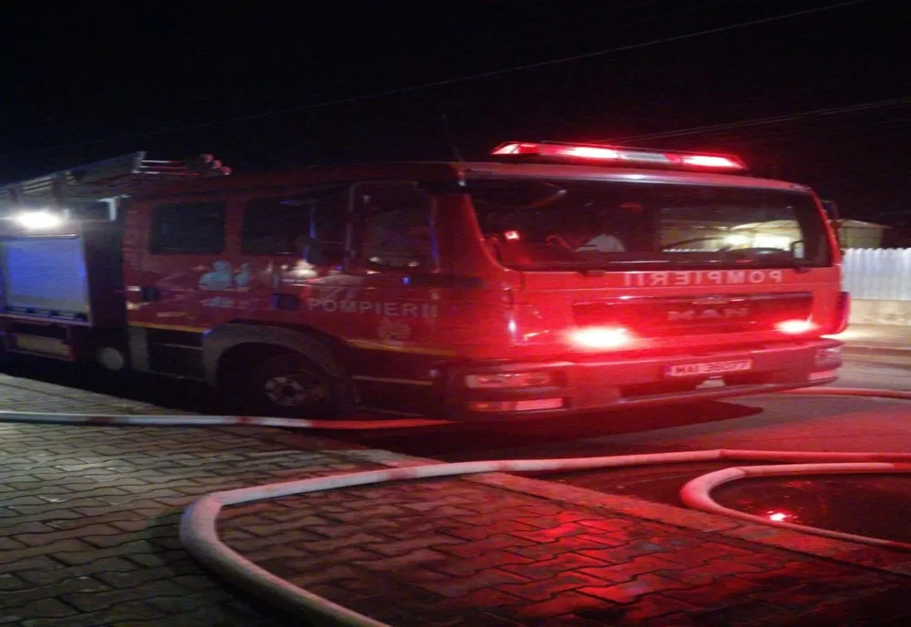 Incendiu cu degajări mari de fum - 14 persoane s-au autoevacuat