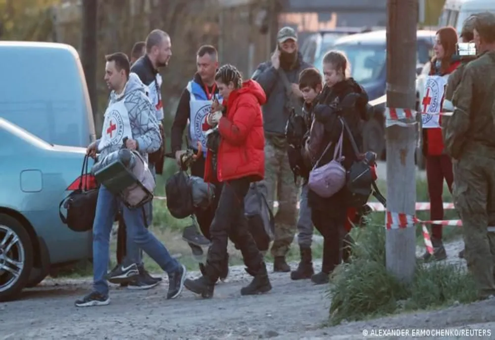 Copiii, femeile și bătrânii au fost evacuați din combinatul Azovstal 
