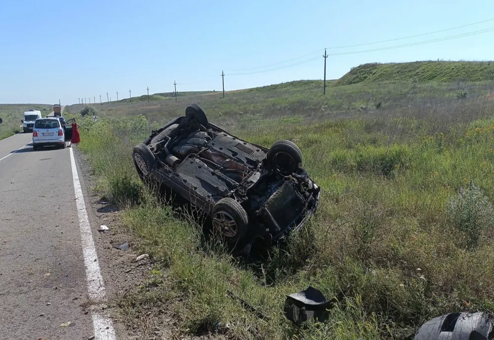 FOTO Doi răniți și o mașină răsturnată în urma unui accident 