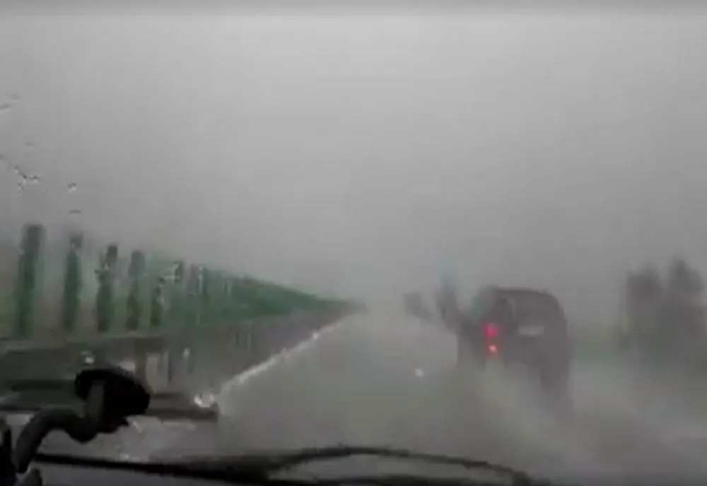 Circulație în condiții de ploaie torențială pe Autostrada Soarelui