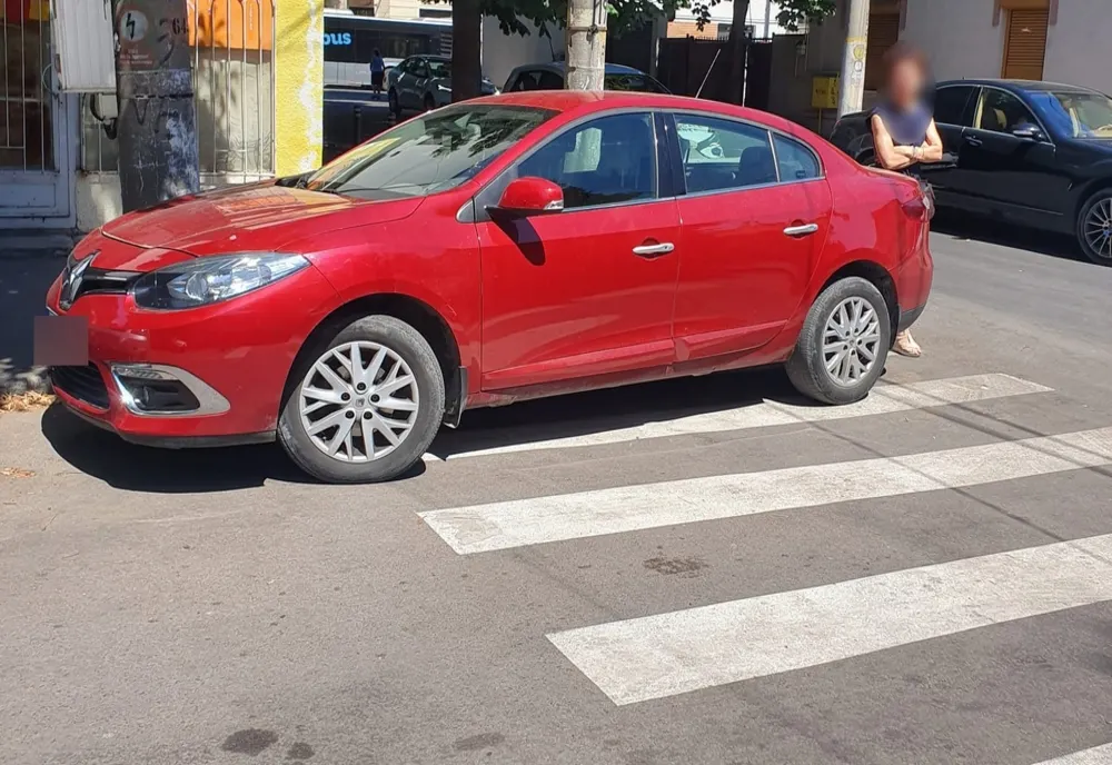 Opririle și staționările neregulamentare, sancționate de polițiștii locali. Amenzi și mașini ridicate 