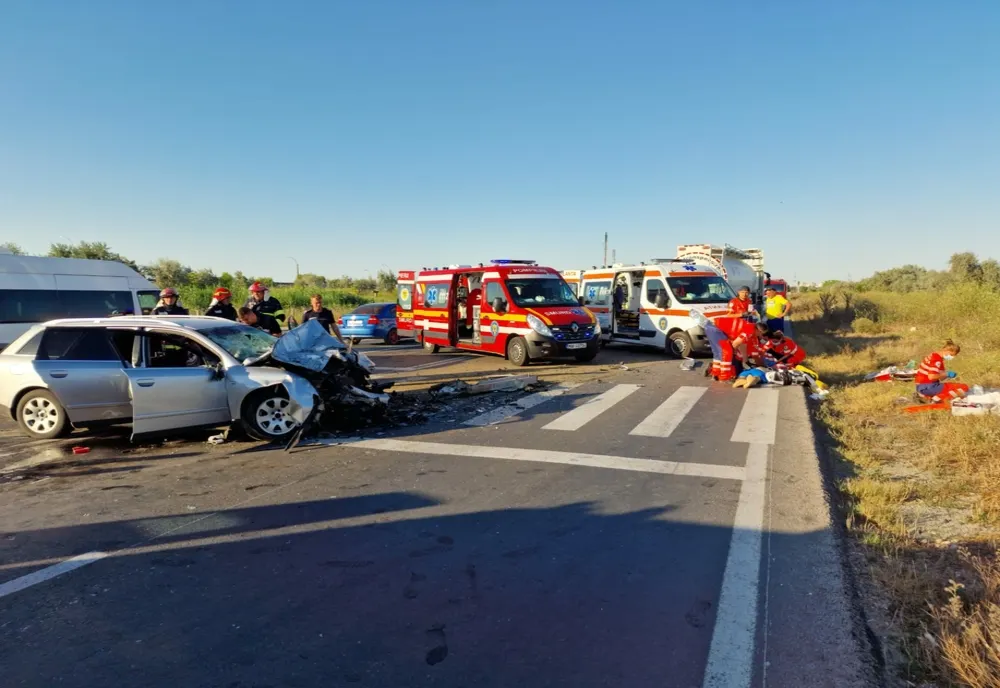 FOTO Impact violent între un autoturism și o cisternă. Un mort și doi răniți