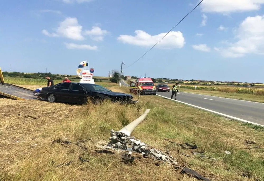 Autoturism intrat în stâlp
