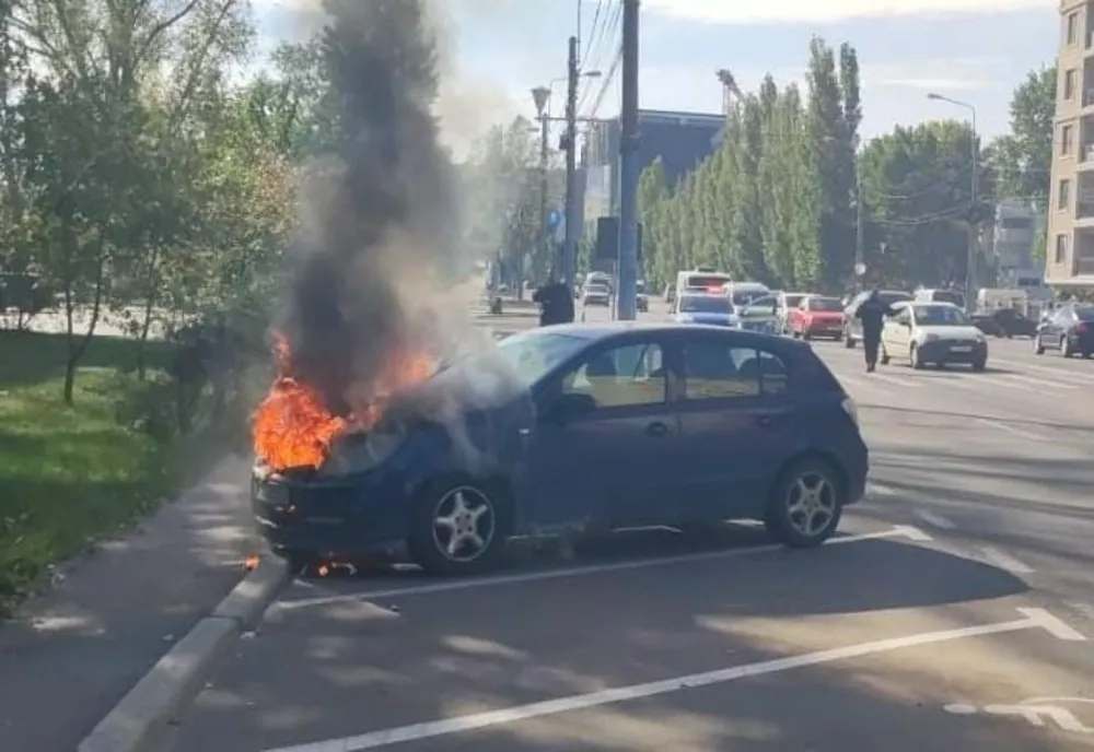 VIDEO Momente de panică, mașină cuprinsă de flăcari