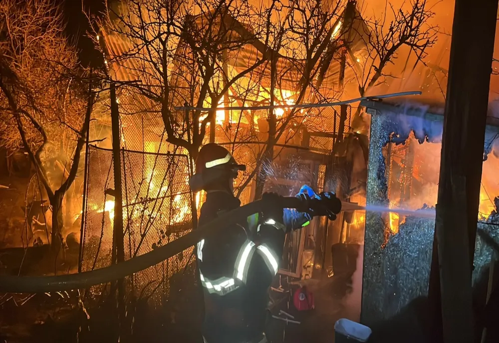Casă cuprinsă de flăcări în Viroaga