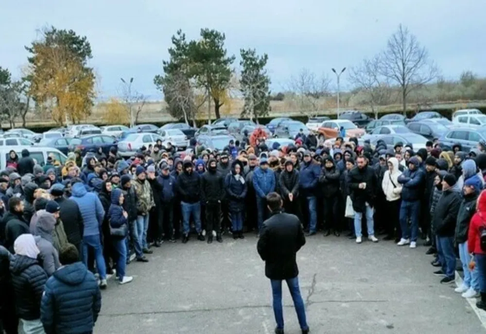 Protest spontan la Petromidia. Angajații cer majorarea salariilor